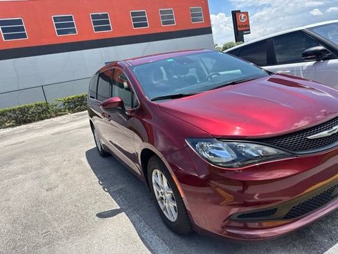 Used 2022 Chrysler Voyager LX FWD image 1