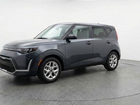 Used 2025 Kia Soul LX w/ LX Technology Package image 3