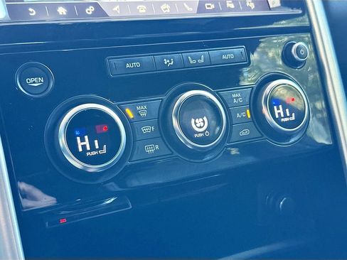 Used 2020 Land Rover Discovery HSE image 16