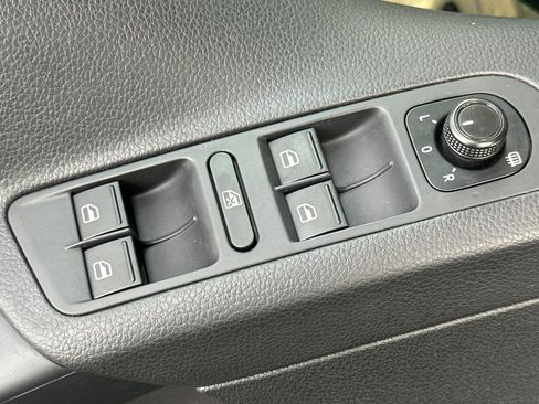 Used 2017 Volkswagen Tiguan S image 13