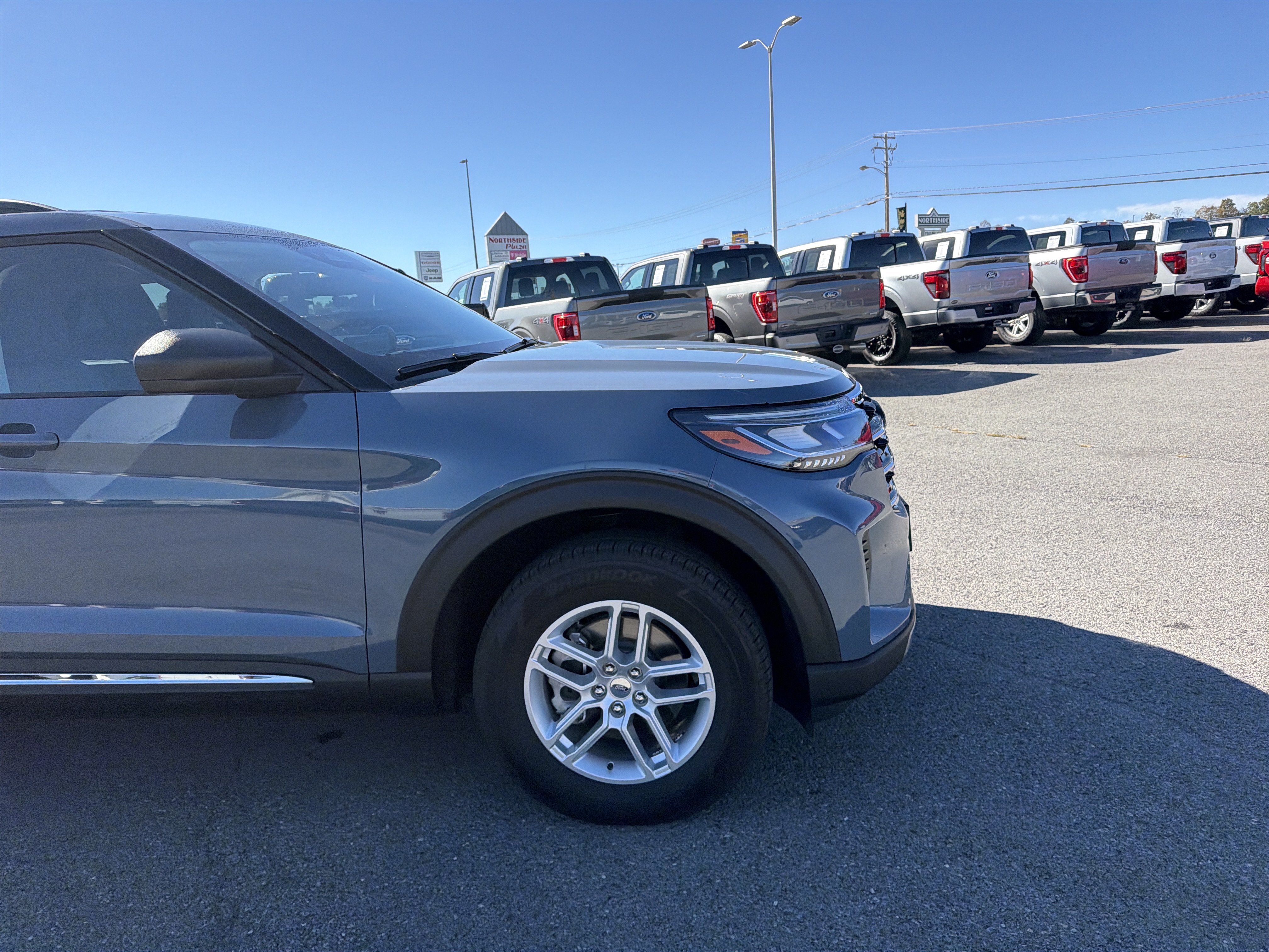 Used 2025 Ford Explorer Active AWD/4WD image 2