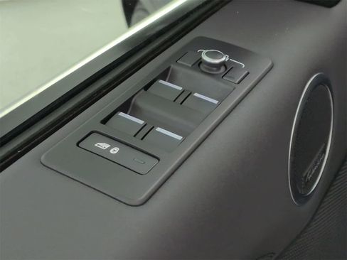 Used 2020 Land Rover Discovery HSE image 16