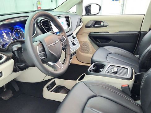 Used 2024 Chrysler Pacifica Touring-L image 9