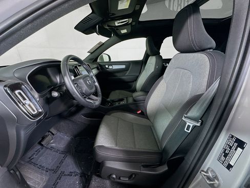 Used 2025 Volvo XC40 B5 Core image 12