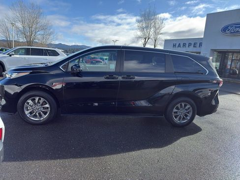 Used 2024 Toyota Sienna LE image 7