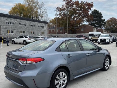 Used 2021 Toyota Corolla LE image 3