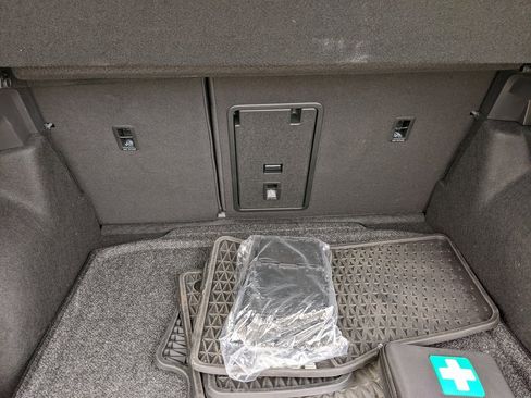 Used 2024 Volkswagen Taos SEL image 27