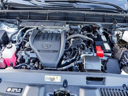 Used 2024 Toyota Highlander LE image 32