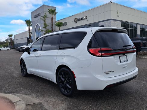 New 2026 Chrysler Pacifica Select w/ S Appearance Package image 3