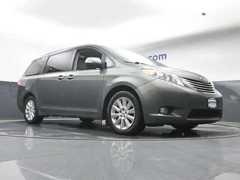 Used 2013 Toyota Sienna XLE image 29