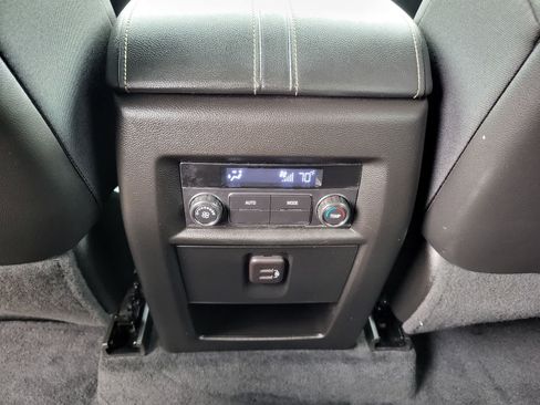 Used 2023 Chevrolet Traverse LT FWD image 28