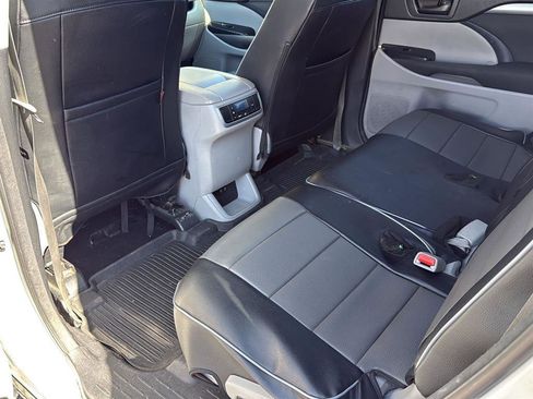Used 2018 Toyota Highlander LE AWD/4WD image 13