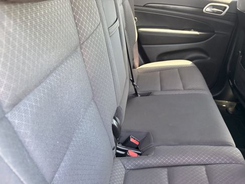 Used 2019 Jeep Grand Cherokee Laredo RWD image 12
