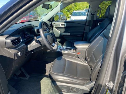 Used 2022 Ford Explorer XLT w/ Equipment Group 202A AWD/4WD image 8