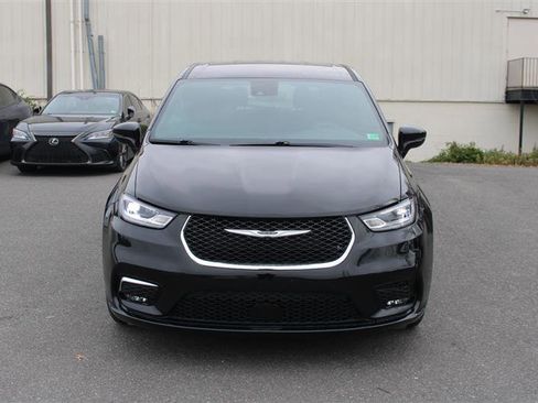 Used 2024 Chrysler Pacifica Touring image 3