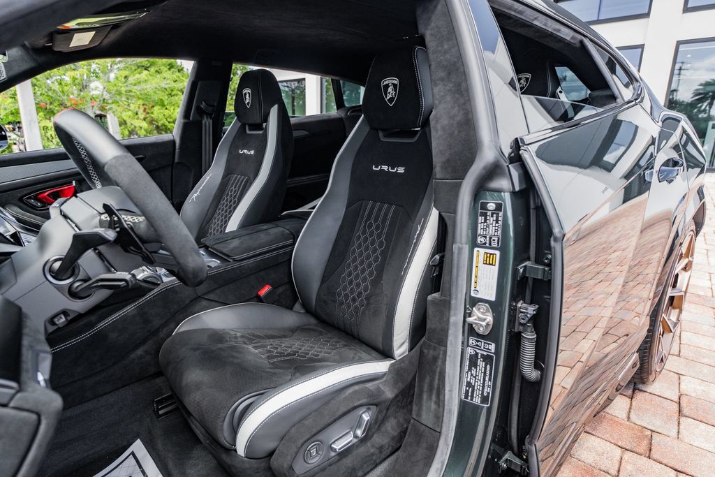 Used 2024 Lamborghini Urus Performante AWD/4WD image 28