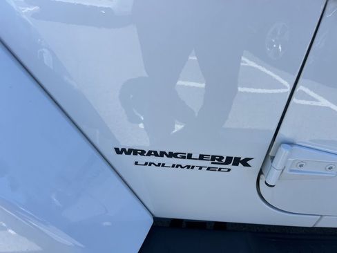 Used 2018 Jeep Wrangler Unlimited Sahara w/ Dual Top Group image 7