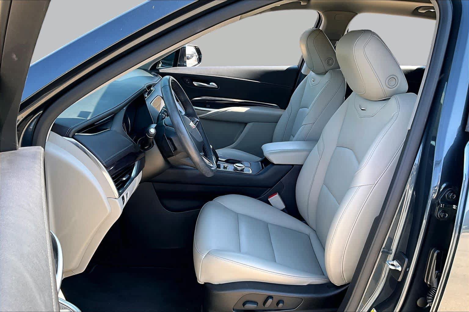 Used 2019 Cadillac XT4 Luxury w/ Cold Weather Package FWD image 8