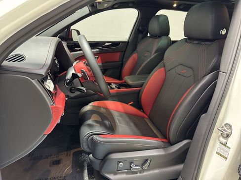 Used 2023 Bentley Bentayga image 12