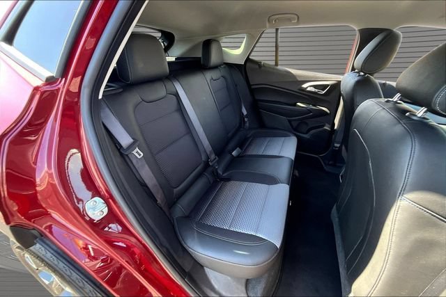 Used 2025 Chevrolet Trax LT w/ LT Convenience Package FWD image 24
