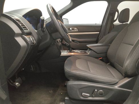 Used 2018 Ford Explorer XLT image 17