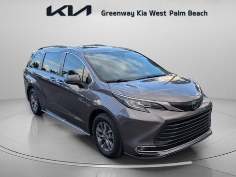 Used 2023 Toyota Sienna XLE image 2