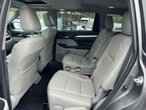 Used 2018 Toyota Highlander XLE image 21
