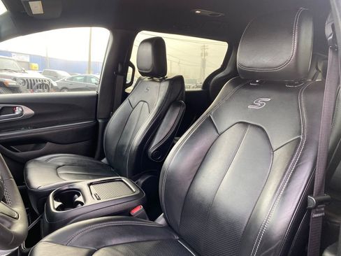 Used 2022 Chrysler Pacifica Touring-L w/ S Appearance Package image 11