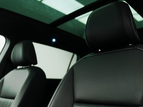 Used 2024 Volkswagen Tiguan SE R-Line image 22