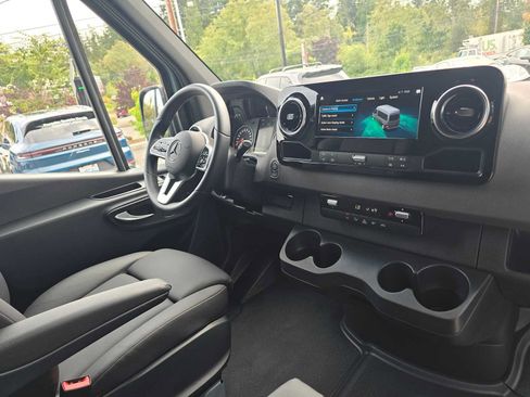 Used 2024 Mercedes-Benz Sprinter 2500 image 11