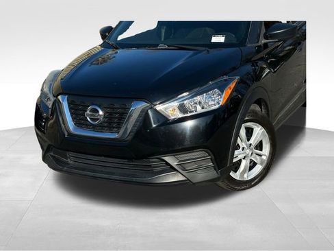 Used 2018 Nissan Kicks S image 9
