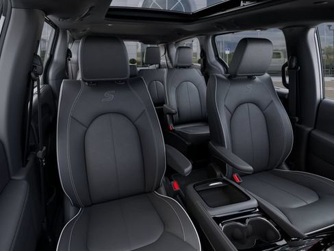 New 2026 Chrysler Pacifica Limited w/ S Appearance Package FWD image 16