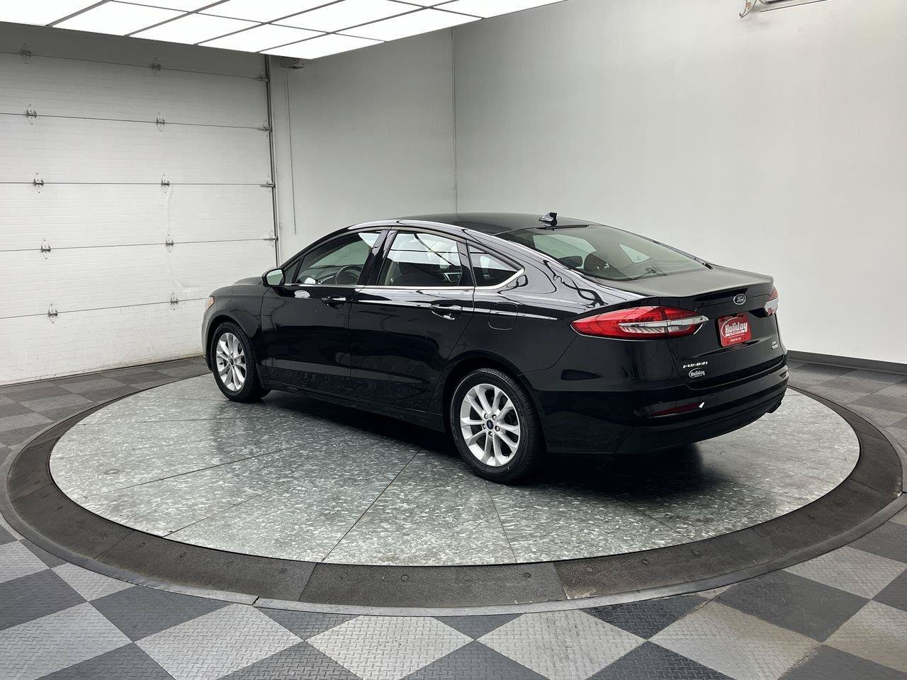 Used 2020 Ford Fusion SE FWD image 2
