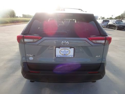 Used 2021 Toyota RAV4 XLE w/ Convenience Package FWD image 5