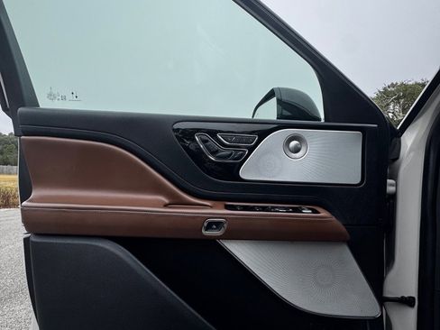 Used 2020 Lincoln Aviator Reserve w/ Equipment Group 202A image 9