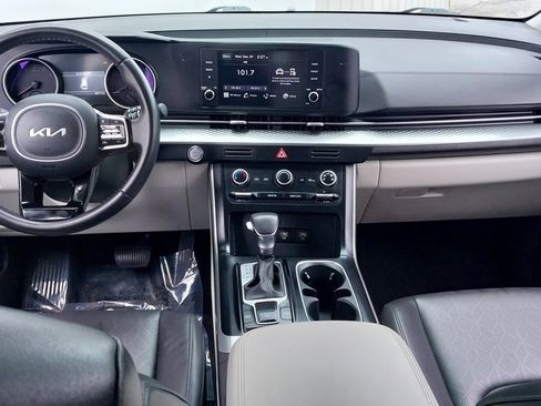 Used 2024 Kia Carnival LX image 11