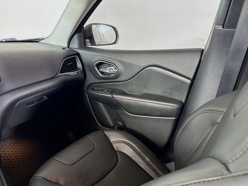 Used 2019 Jeep Cherokee Trailhawk image 27