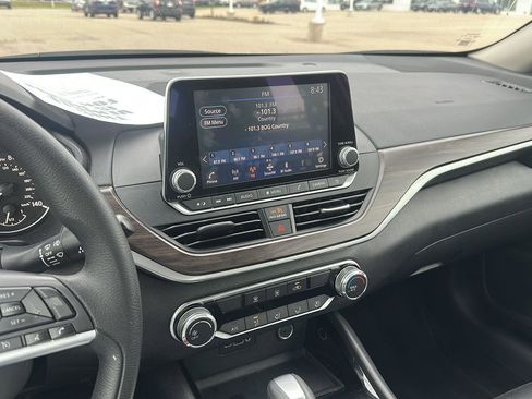Used 2024 Nissan Altima 2.5 SV image 15