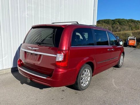 Used 2011 Chrysler Town & Country Touring-L image 6