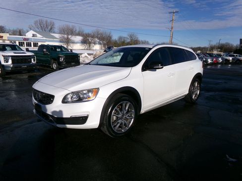 Used 2018 Volvo V60 T5 Cross Country w/ Convenience Package image 6