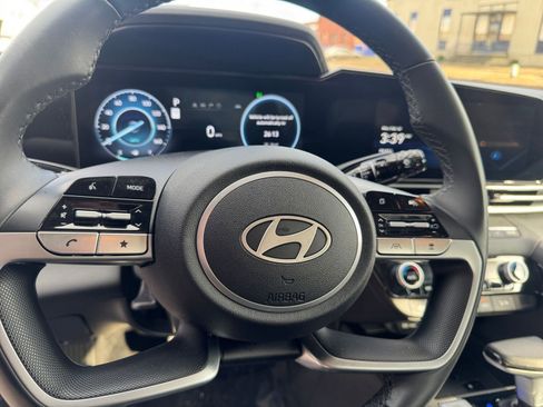 Used 2025 Hyundai Elantra Limited image 29