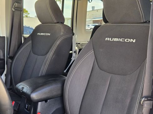 Used 2015 Jeep Wrangler Unlimited Rubicon w/ Connectivity Group AWD/4WD image 13