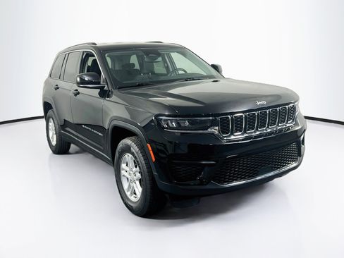 Used 2023 Jeep Grand Cherokee Laredo AWD/4WD image 3
