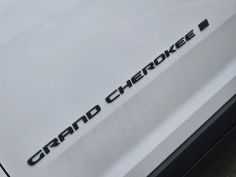New 2024 Jeep Grand Cherokee L Limited w/ Black Appearance Package image 8