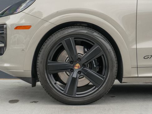 Used 2025 Porsche Cayenne GTS AWD/4WD image 18