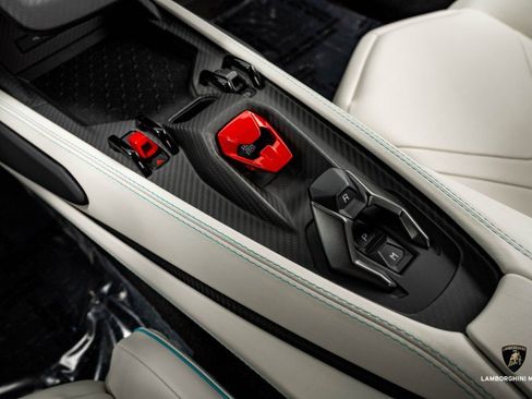 Used 2025 Lamborghini Revuelto image 47
