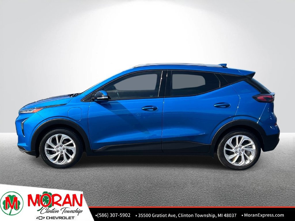 Used 2023 Chevrolet Bolt EUV LT w/ Comfort Package FWD image 3