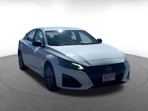 Used 2025 Nissan Altima 2.5 SV image 3