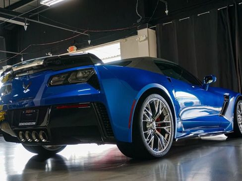 Used 2015 Chevrolet Corvette Z06 w/ 3LZ Preferred Equipment Group RWD image 28