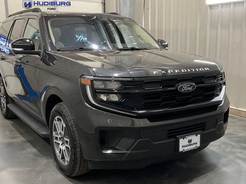 Used 2025 Ford Expedition Active AWD/4WD image 1